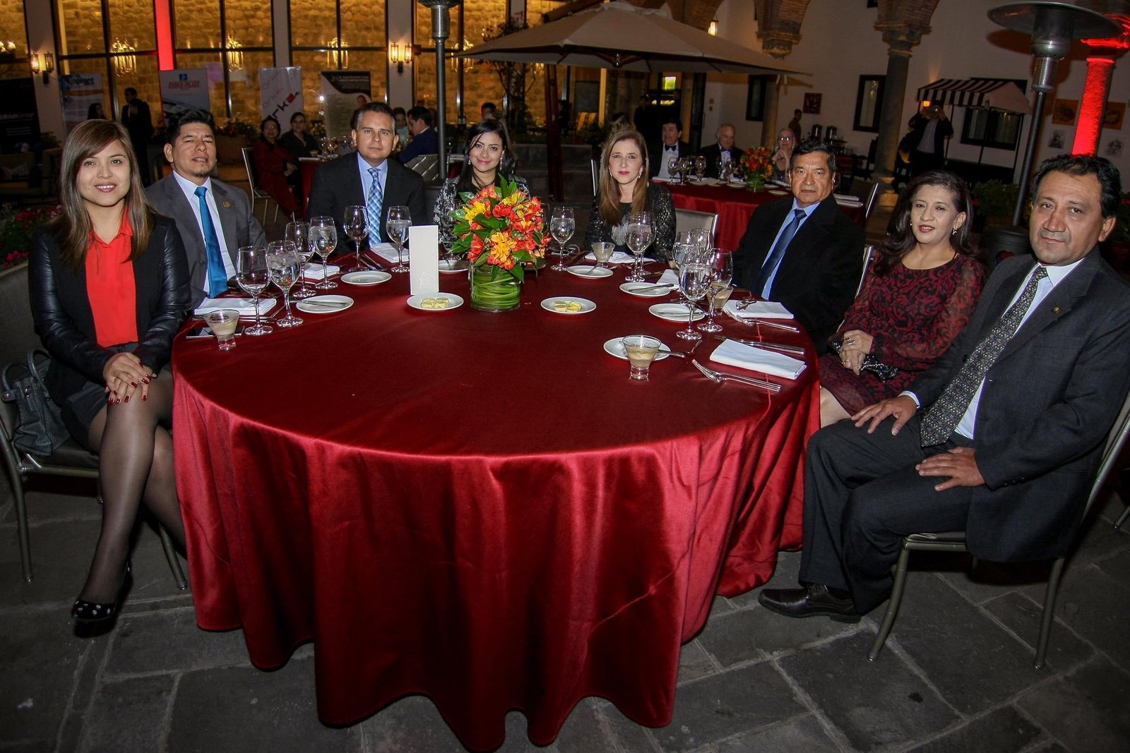 Invitados en la cena de gala