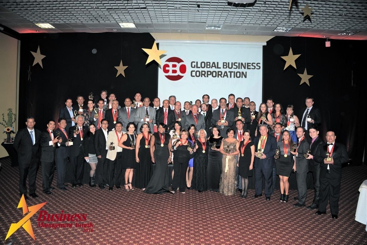 Foto de grupo de los galardonados en el escenario