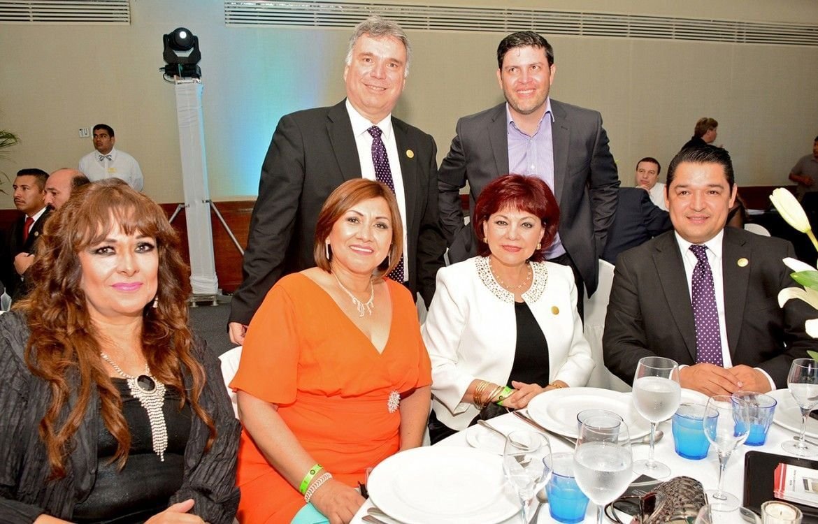 Mesa de invitados en la gala