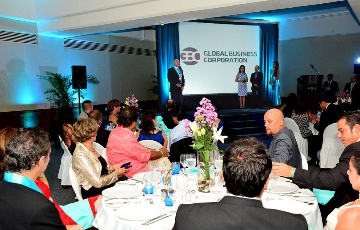 Salón de la gala con el logotipo de Global Business Corporation