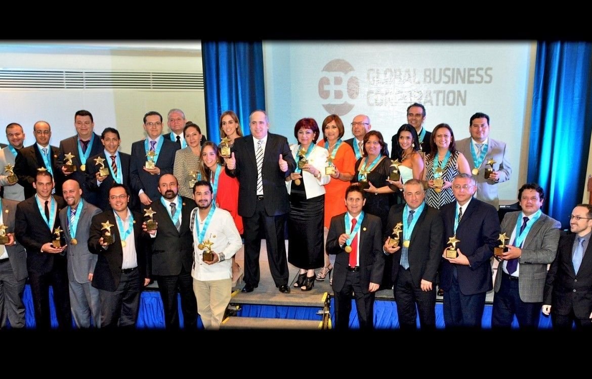 Galardonados con sus trofeos en el escenario