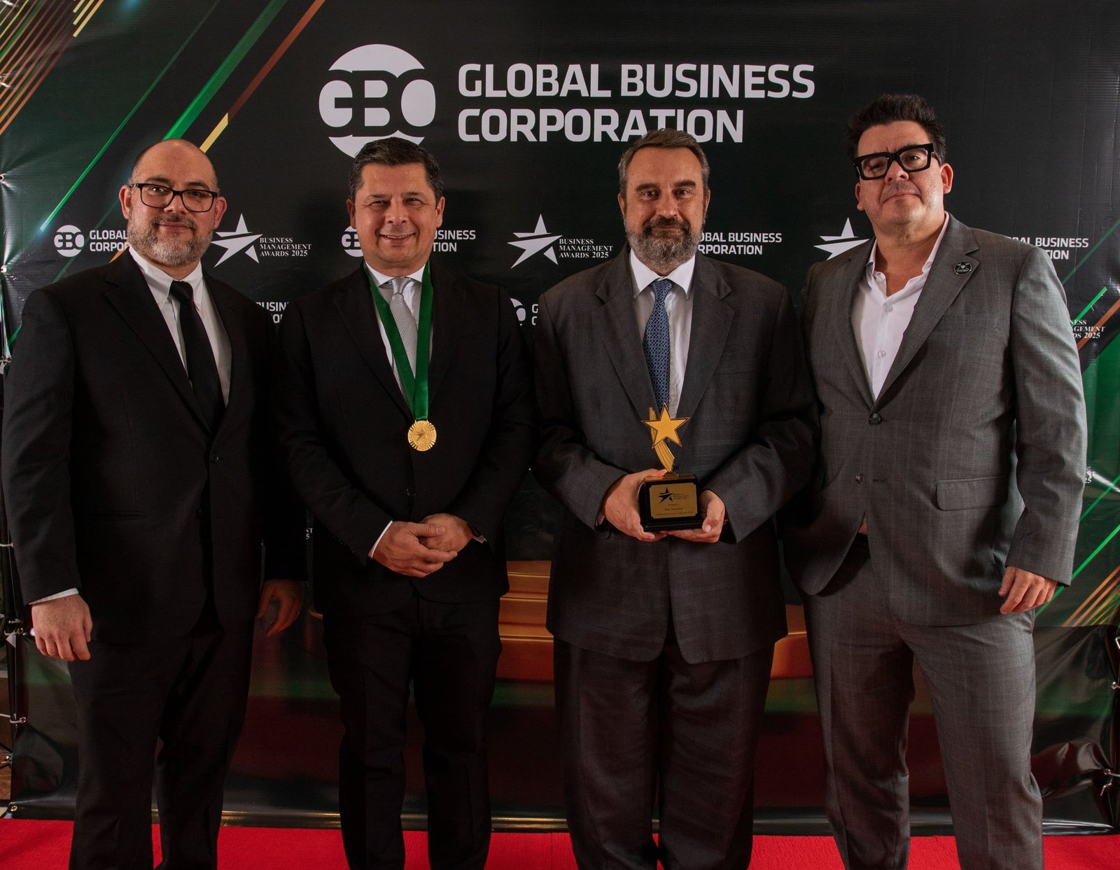 Galardonados con trofeo y medalla ante el photocall de Global Business Corporation