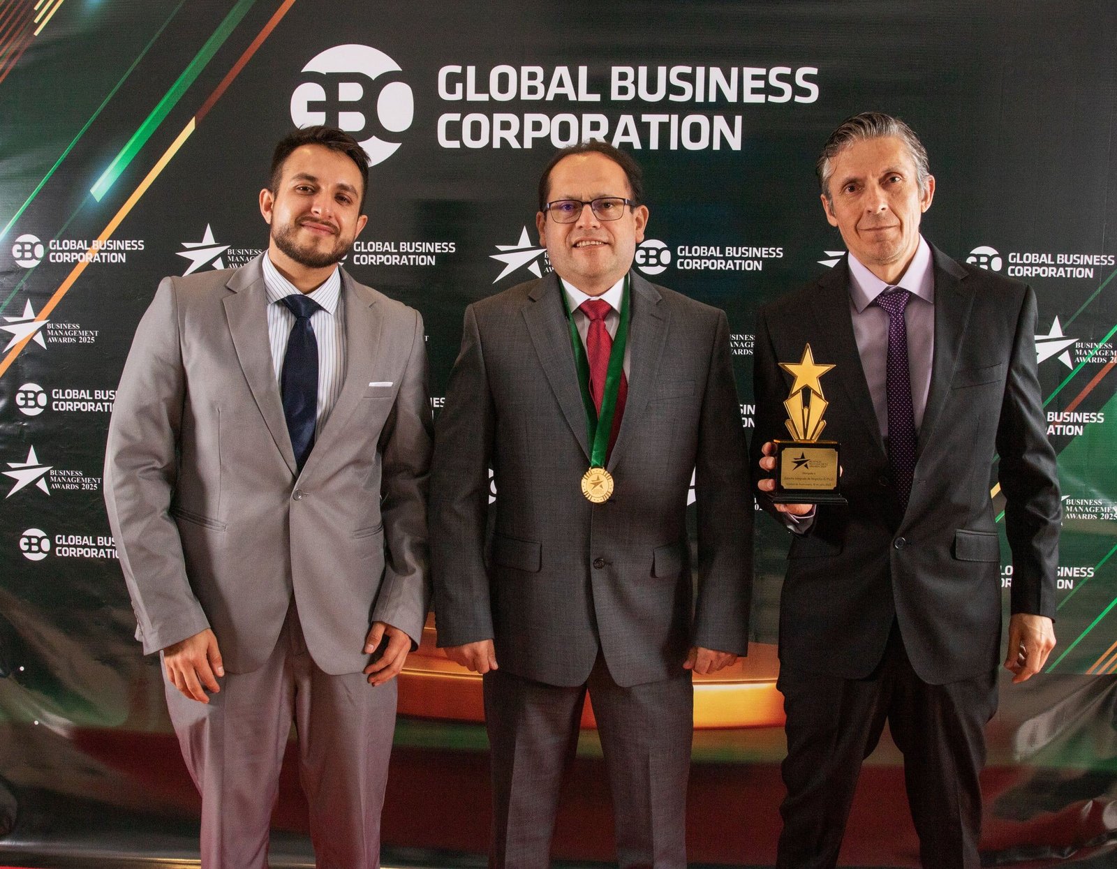 Galardonados con trofeo y medalla ante el photocall de GBC