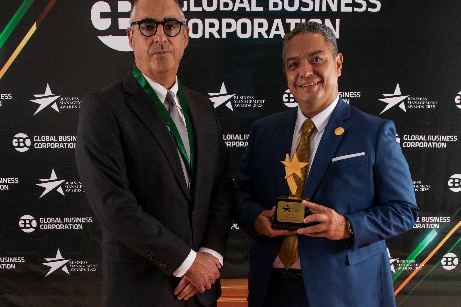 Galardonados ante el photocall de Global Business Corporation