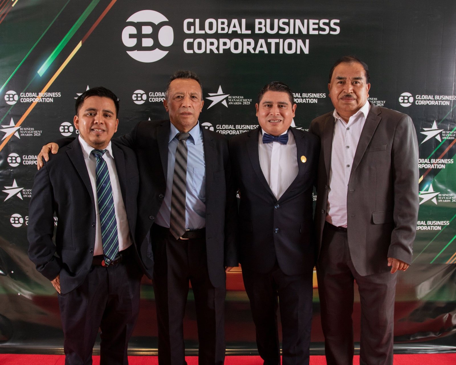 Invitados ante el photocall de Global Business Corporation
