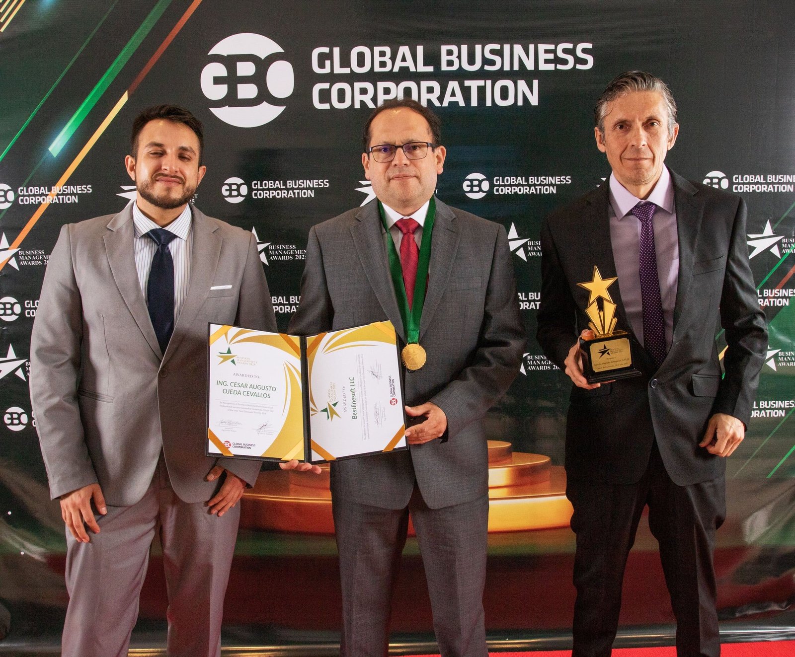 Galardonados con el certificado y el trofeo