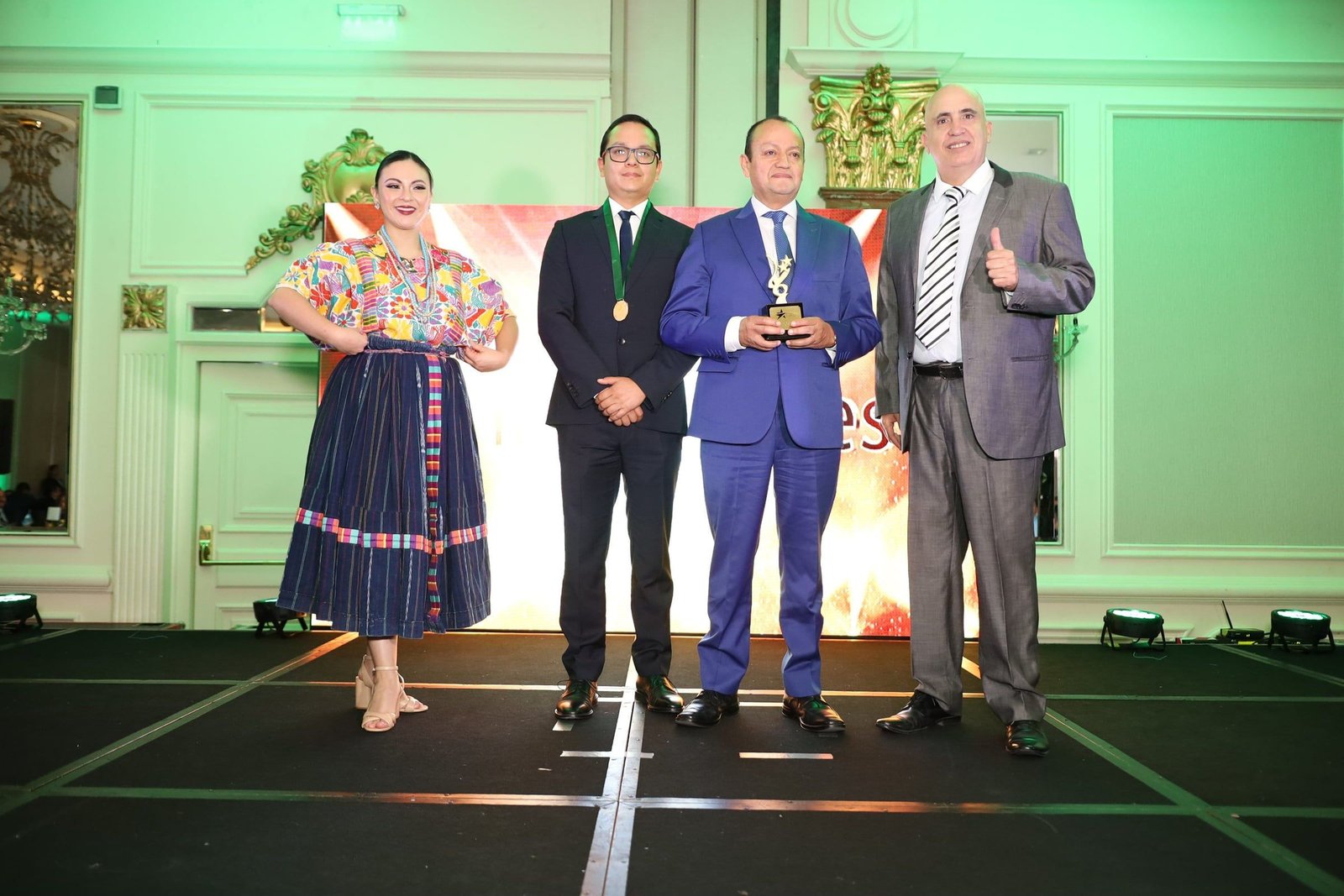 Galardonados con su trofeo en la ceremonia