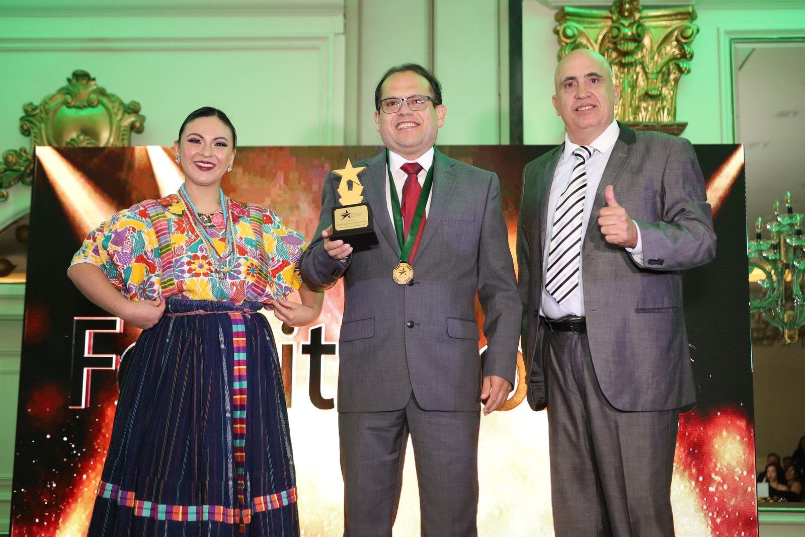 Galardonado con trofeo y medalla en el escenario